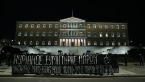 Πορεία στο Σύνταγμα – Τα ΜΑΤ παραταγμένα μπροστά στον Άγνωστο Στρατιώτη, η τροπολογία “δοκιμάζεται” (Εικόνες)