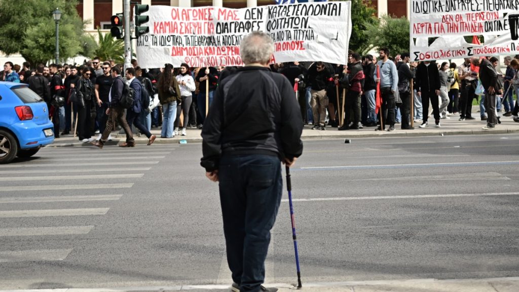 Πορεία από φοιτητές και εκπαιδευτικούς στα Προπύλαια (Εικόνες)