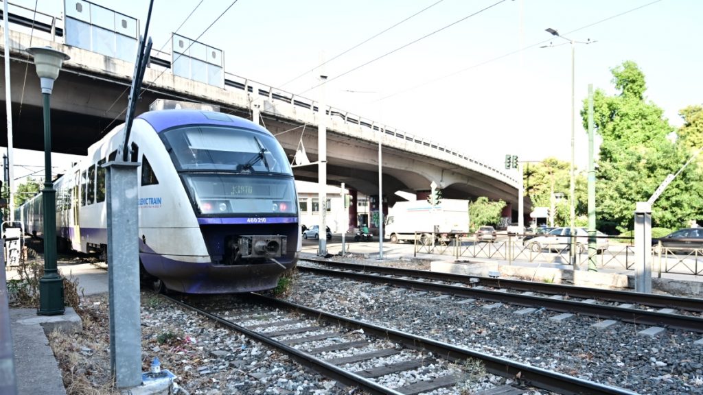Απεργία 14 Οκτωβρίου: Χειρόφρενο σε τρένα και Προαστιακό – “Παραλύει” την Τρίτη η χώρα