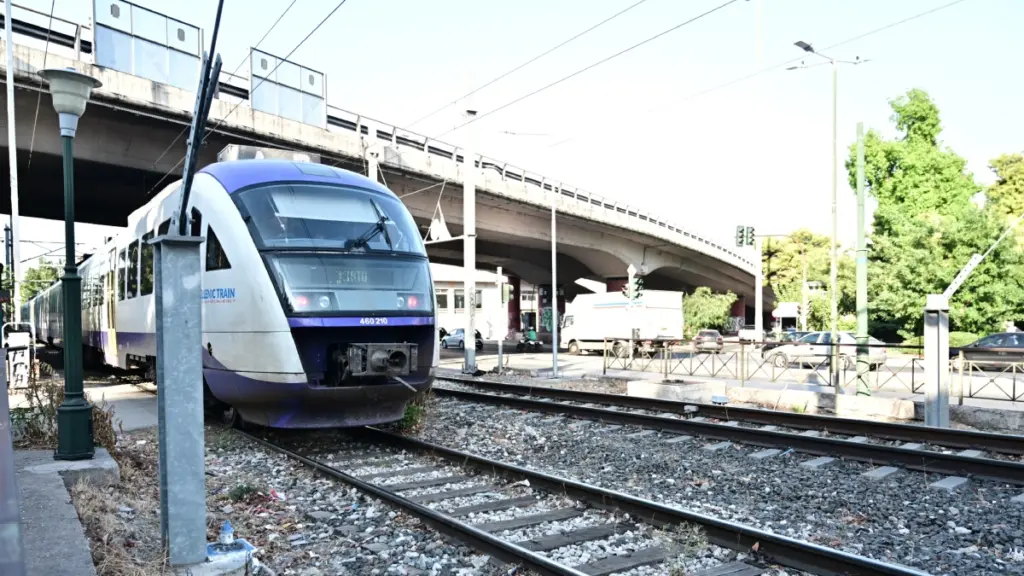 Απεργία 14 Οκτωβρίου: Χειρόφρενο σε τρένα και Προαστιακό – “Παραλύει” την Τρίτη η χώρα