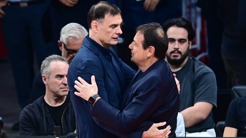 Θερμή χειραψία Μπαρτζώκα – Αταμάν πριν το ντέρμπι Ολυμπιακός – Παναθηναϊκός (Βίντεο)