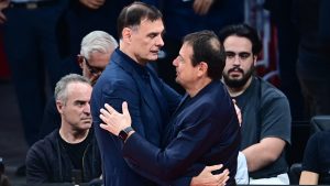 Θερμή χειραψία Μπαρτζώκα – Αταμάν πριν το ντέρμπι Ολυμπιακός – Παναθηναϊκός (Βίντεο)