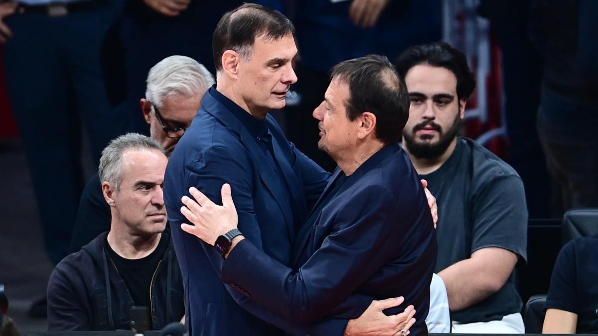 Θερμή χειραψία Μπαρτζώκα – Αταμάν πριν το ντέρμπι Ολυμπιακός – Παναθηναϊκός (Βίντεο)