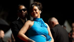 Ριάνα: Η πρώτη δημόσια εμφάνιση με τον ASAP Rocky μετά τη γέννηση της κόρης τους – Δείτε βίντεο