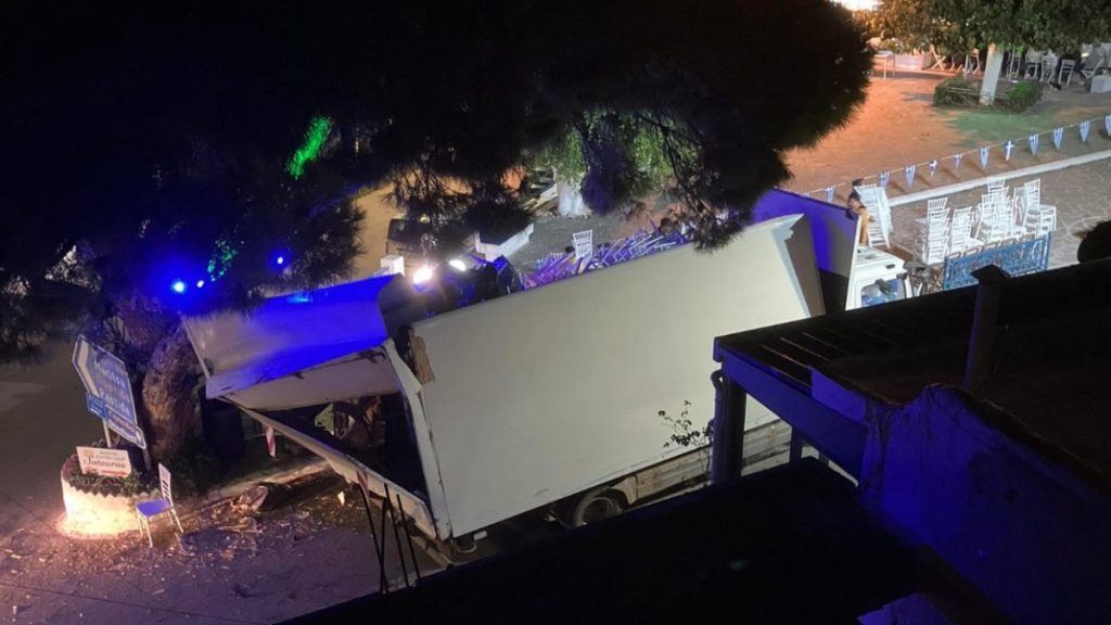 Ρόδος: Ξηλώθηκε η καρότσα φορτηγού που πέρασε κάτω από πεύκο