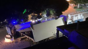 Ρόδος: Ξηλώθηκε η καρότσα φορτηγού που πέρασε κάτω από πεύκο