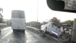 Ρόδος: Τροχαίο ατύχημα στη νέα γέφυρα Φαληρακίου – Αυτοκίνητο ανέβηκε στα κιγκλιδώματα (Εικόνες)
