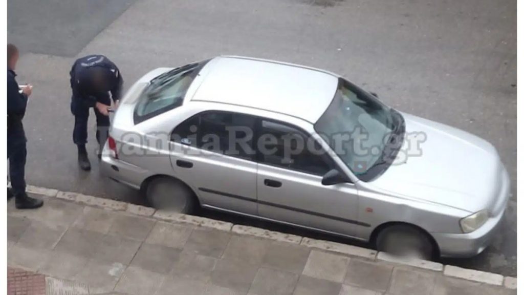 Λαμία: Χειροπέδες σε μεθυσμένο Ρομά οδηγό – Προσπάθησε να εμποδίσει τους αστυνομικούς να του πάρουν τις πινακίδες