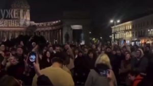 Διαδήλωση κατά του Πούτιν στην Αγία Πετρούπολη – Συνελήφθη μία 18χρονη τραγουδίστρια, “Όταν πεθάνει ο τσάρος, θα χορέψουμε ξανά”