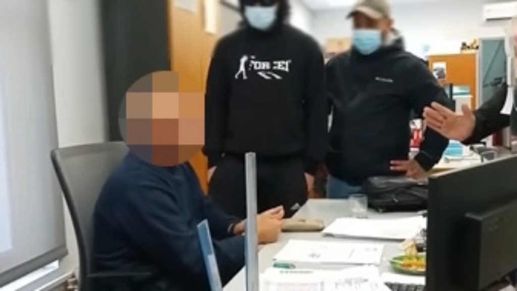 Παρέμβαση του “Ρουβίκωνα” στο τμήμα καθαριότητας του Δήμου Παιανίας (βίντεο)