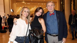 Άκης Σακελλαρίου: Σπάνια δημόσια εμφάνιση με τη σύζυγό του και την κούκλα κόρη τους (pics)