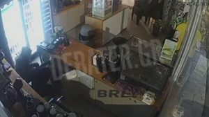 Εξαρθρώθηκε σπείρα ληστών που δρούσε στην Σαλαμίνα και “χτυπούσε” επιχειρήσεις – Δείτε βιντεο-ντουκουμέντα του DEBATER από την δράση τους