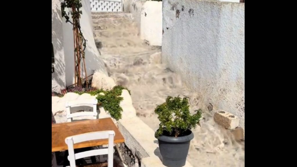 Σε ποτάμι μετατράπηκαν σκαλιά στη Σαντορίνη (Βίντεο)