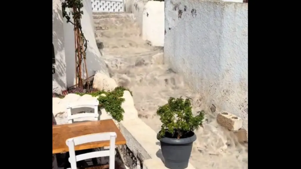 Σε ποτάμι μετατράπηκαν σκαλιά στη Σαντορίνη (Βίντεο)