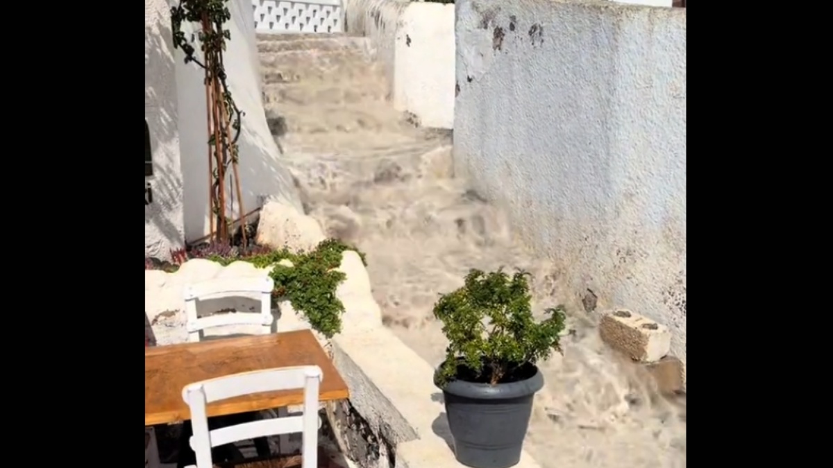 Σε ποτάμι μετατράπηκαν σκαλιά στη Σαντορίνη (Βίντεο)