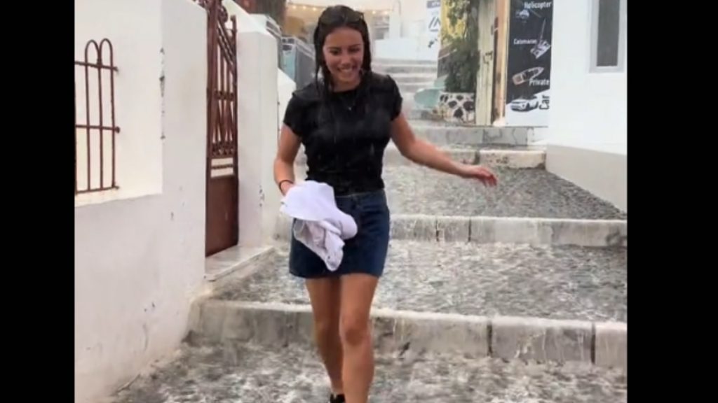 Πώς μια τουρίστρια τρόλαρε τη βροχή στο νησί της Σαντορίνης (Βίντεο)