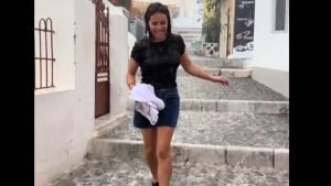 Πώς μια τουρίστρια τρόλαρε τη βροχή στο νησί της Σαντορίνης (Βίντεο)