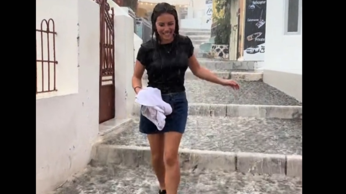 Πώς μια τουρίστρια τρόλαρε τη βροχή στο νησί της Σαντορίνης (Βίντεο)