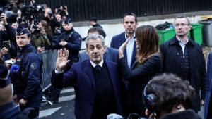 Νικολά Σαρκοζί: Έγινε ξανά στόχος των συγκρατουμένων του – «Οι φυλακισμένοι φωνάζουν και τον απειλούν τη νύχτα»