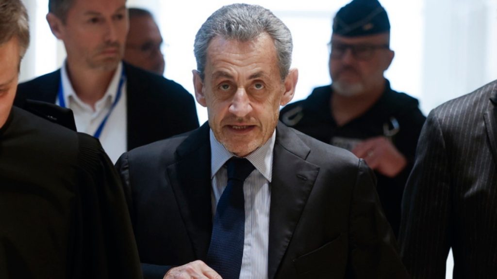 Νικόλα Σαρκοζί: Τις πύλες των φυλακών περνάει ο πρώην Γάλλος πρόεδρος – Δείτε εικόνα από το σημείο