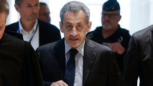 Νικολά Σαρκοζί: Τρεις κρατούμενοι τον απείλησαν στη φυλακή – “Θα εκδικηθούμε τον Καντάφι, δώσε πίσω τα δισεκατομμύρια” (βίντεο)
