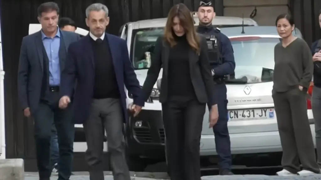 Στη φυλακή ο Νικολά Σαρκοζί – Το σόου έξω από το σπίτι του και το φίλι στην Κάρλα Μπρούνι (βίντεο)