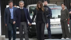Έφτασε στη φυλακή ο Σαρκοζί για να εκτίσει ποινή 5ετούς φυλάκισης (LIVE εικόνα)