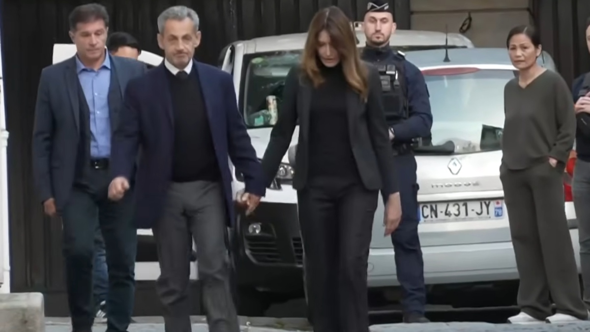 Στη φυλακή ο Νικολά Σαρκοζί – Το σόου έξω από το σπίτι του και το φίλι στην Κάρλα Μπρούνι (βίντεο)