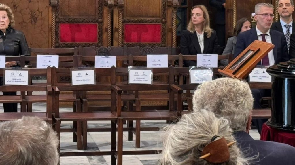Απούσα η αντιπολίτευση από την κηδεία του Διονύση Σαββόπουλου