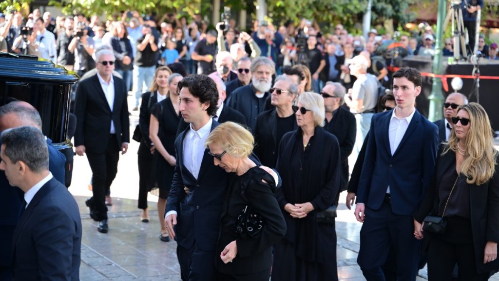 Η Ελλάδα αποχαιρετά τον Διονύση Σαββόπουλο – Στη Μητρόπολη Αθηνών η σορός, στις 13:00 η εξόδιος ακολουθία (Εικόνες)
