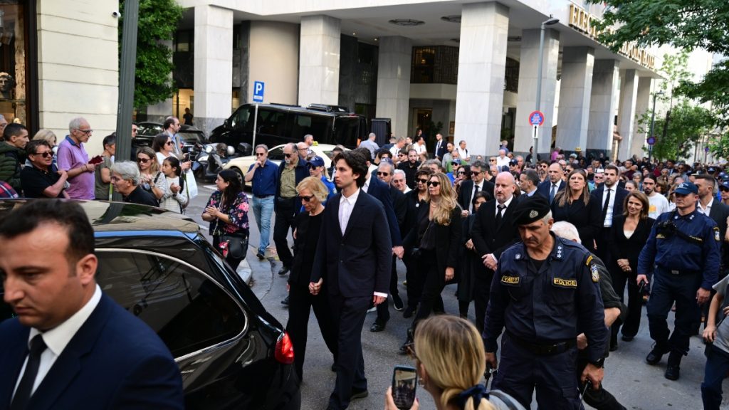 Η Ελλάδα αποχαιρετά τον Διονύση Σαββόπουλο: H μπάντα παιάνιζε τα τραγούδια του έξω από τη Μητρόπολη – Δείτε Live