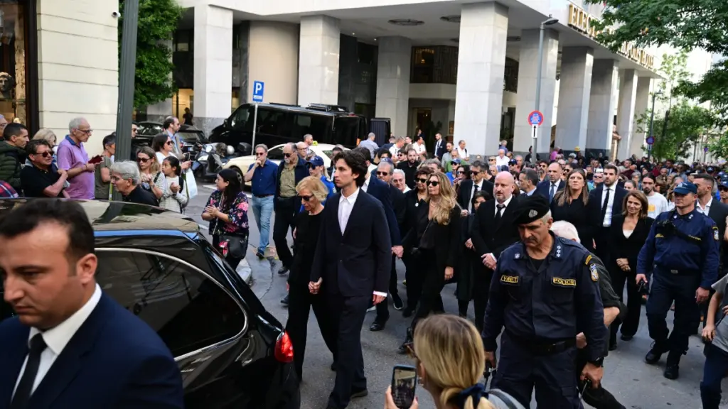 Η Ελλάδα αποχαιρετά τον Διονύση Σαββόπουλο: H μπάντα παιάνιζε τα τραγούδια του έξω από τη Μητρόπολη – Δείτε Live