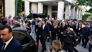 Η Ελλάδα αποχαιρετά τον Διονύση Σαββόπουλο: H μπάντα παιάνιζε τα τραγούδια του έξω από τη Μητρόπολη – Δείτε Live
