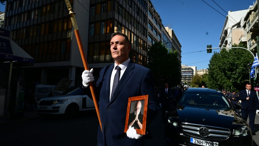 Διονύσης Σαββόπουλος: Με δάκρυα και τραγούδια αποχαιρέτησε η Ελλάδα τον σπουδαίο τραγουδοποιό (Εικόνες & Βίντεο)