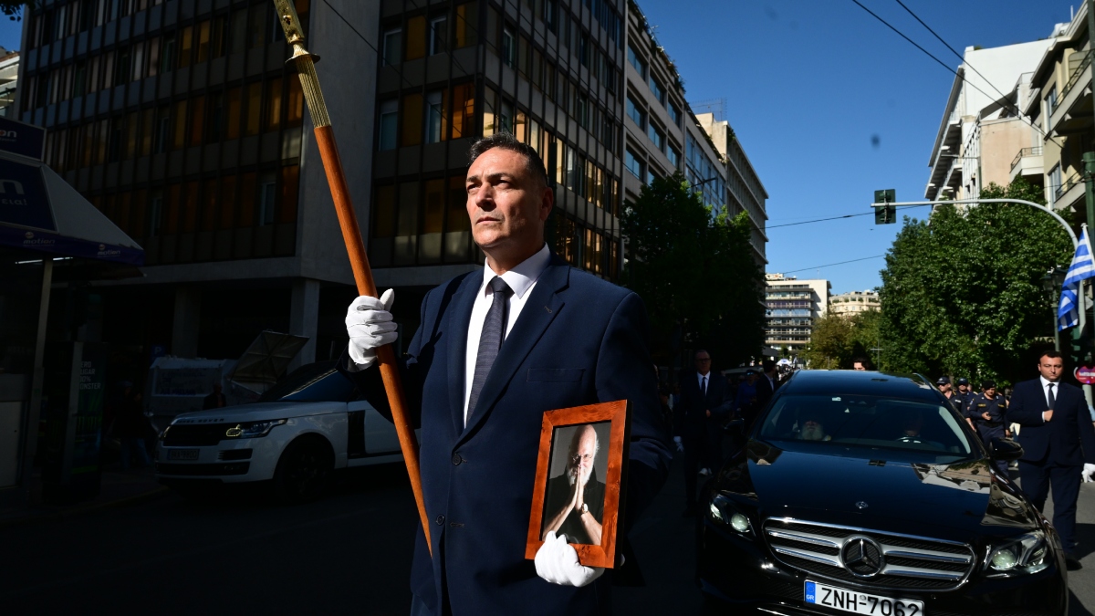 Διονύσης Σαββόπουλος: Με δάκρυα και τραγούδια αποχαιρέτησε η Ελλάδα τον σπουδαίο τραγουδοποιό (Εικόνες & Βίντεο)