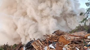 Μεγάλη φωτιά σε εργοστάσιο ανακύκλωσης στις Σέρρες – Επιχειρούν ισχυρές πυροσβεστικές δυνάμεις