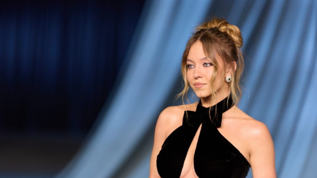 Σίντνεϊ Σουίνι: Με νέο hair look στην πρεμιέρα της ταινίας «Christy» – Η αλλαγή στα μαλλιά της (vid)