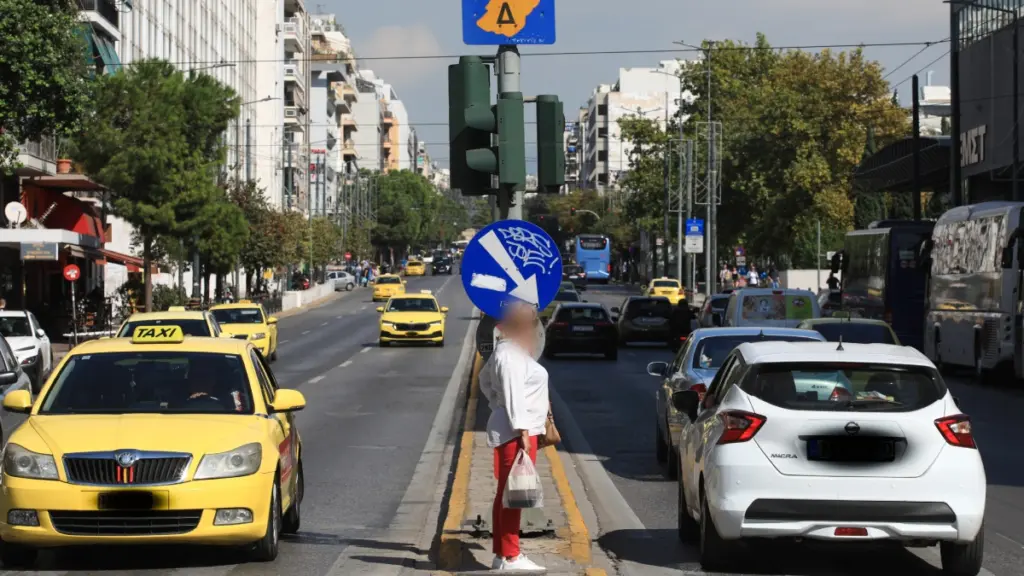 Γνωστός πλαστικός χειρουργός ξυλοκόπησε 43χρονη οδηγό στη μέση της Συγγρού