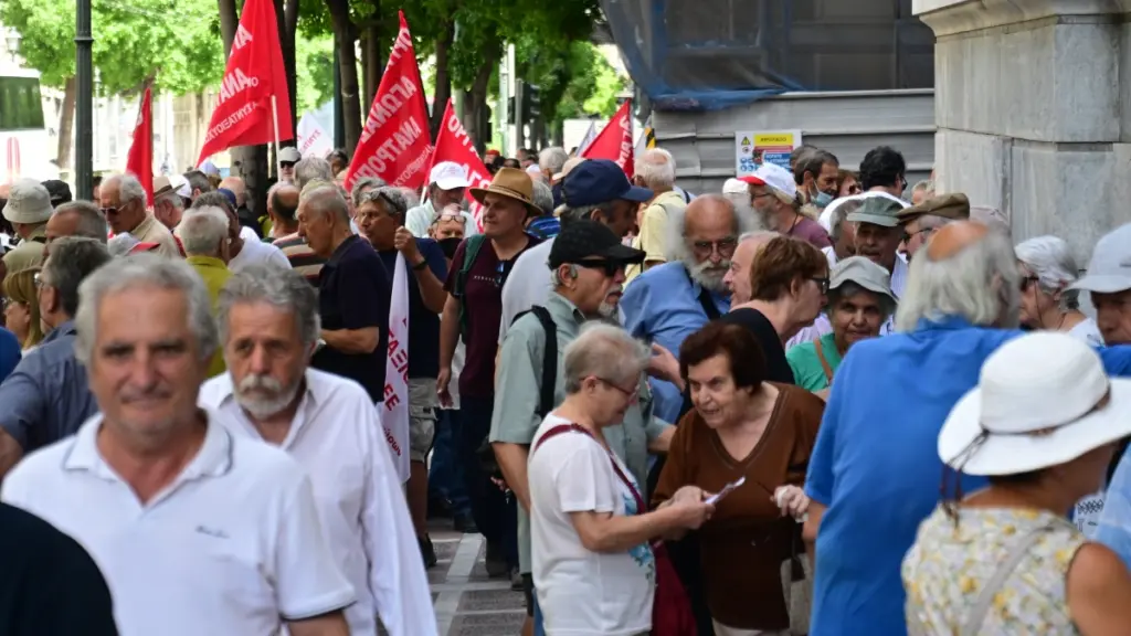 Καμία αλλαγή στα όρια συνταξιοδότησης με βέτο της Κεραμέως – Τι αλλάζει μετά το 2030