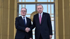Στάρμερ και Ερντογάν στο ίδιο τραπέζι με φόντο τα μαχητικά Eurofighter