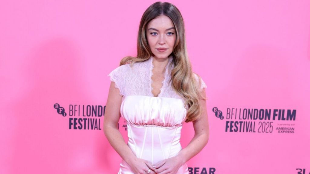 Σίντνεϊ Σουίνι: Χωρίς σουτιέν σε εκδήλωση στο Λος Άντζελες – Το βίντεο που έχει γίνει viral