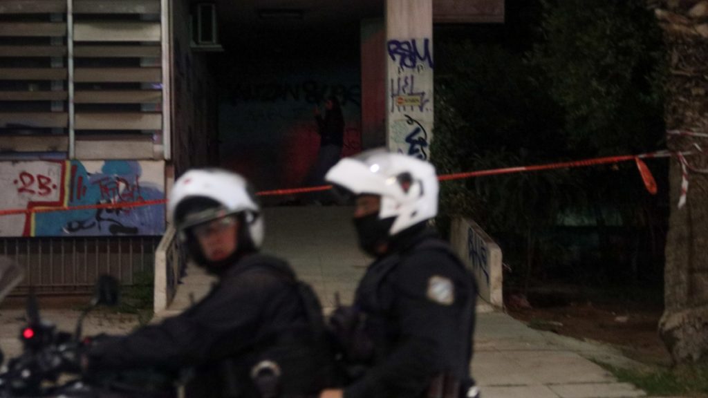 Μάνδρα: 31χρονος απείλησε αστυνομικούς με μαχαίρι – Τον πυροβόλησαν στην κοιλιά