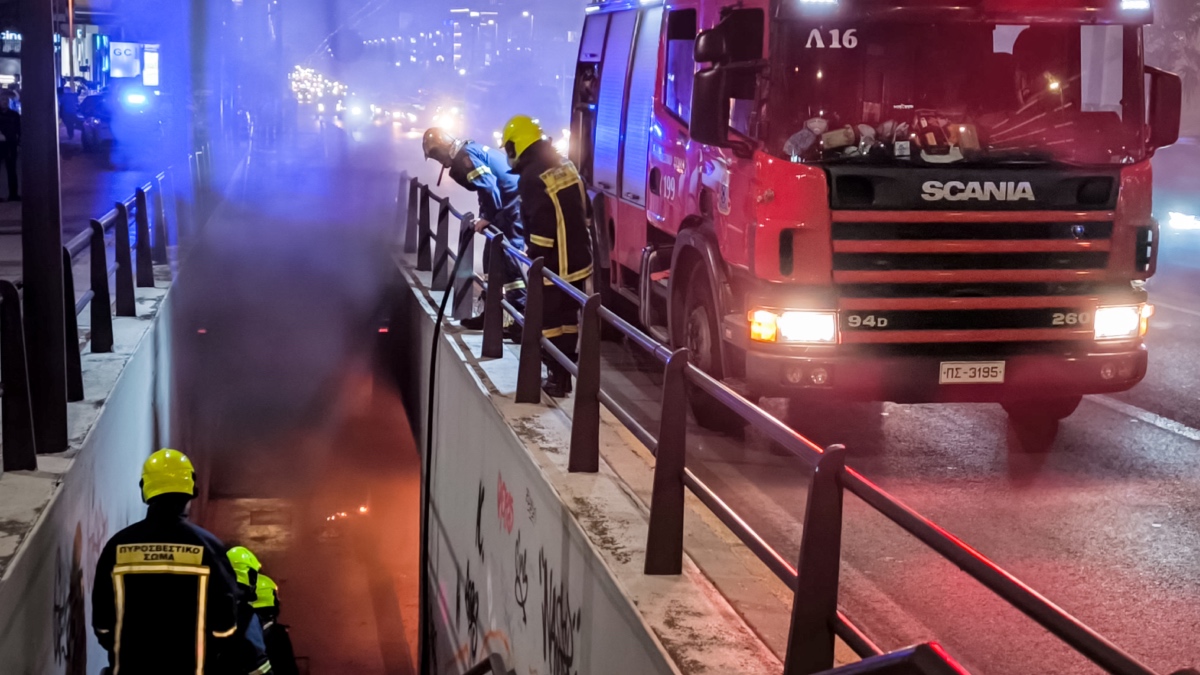 Λεωφόρος Συγγρού: Φωτιά σε υπόγεια διάβαση στο ύψος της Νέας Σμύρνης (φωτογραφίες)