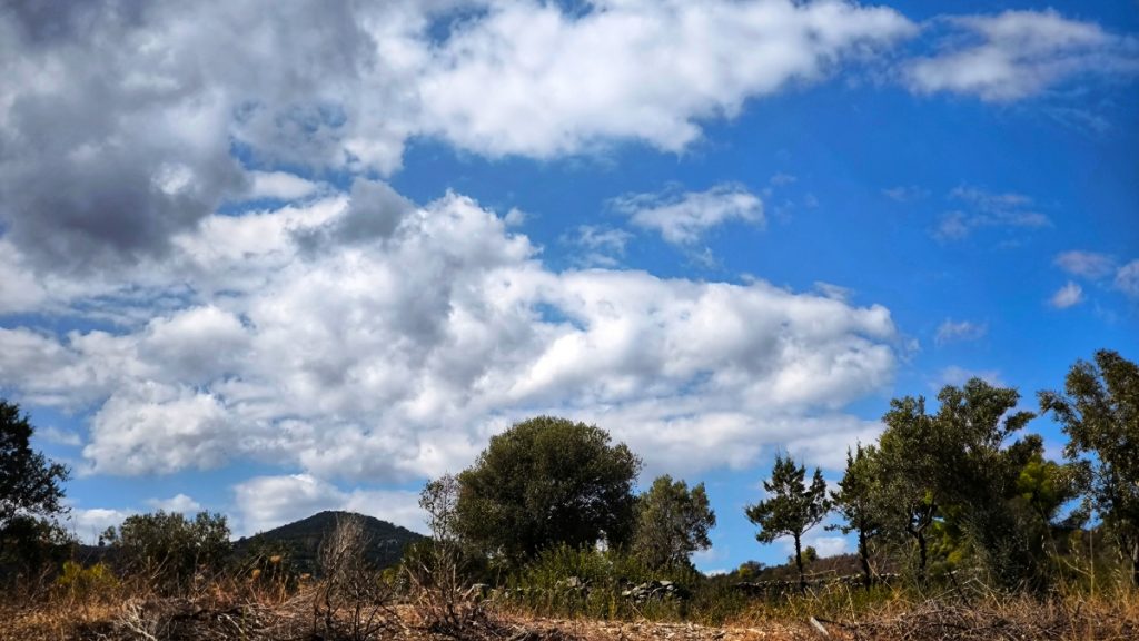 Καιρός αύριο: Ηλιοφάνεια και μικρή ανοδος της θερμοκρασίας – Άνεμοι 7 μποφόρ στο Αιγαίο