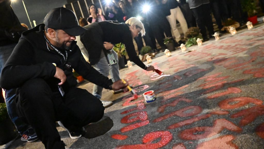 Σύνταγμα: Συγγενείς θυμάτων των Τεμπών έγραψαν ξανά τα ονόματα έξω από τη Βουλή