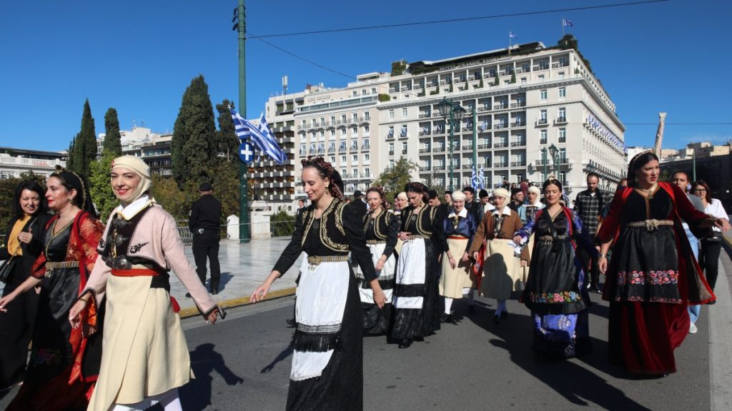 Σε εξέλιξη οι παρελάσεις σε Αθήνα και Θεσσαλονίκη – Δείτε φωτογραφίες και βίντεο