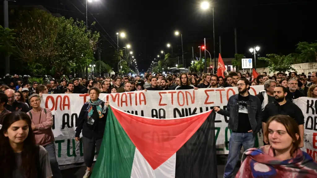 Σύνταγμα: Πλήθος κόσμου έξω από το υπουργείο Εξωτερικών για την αναχαίτιση των σκαφών του Global Sumud Flotilla