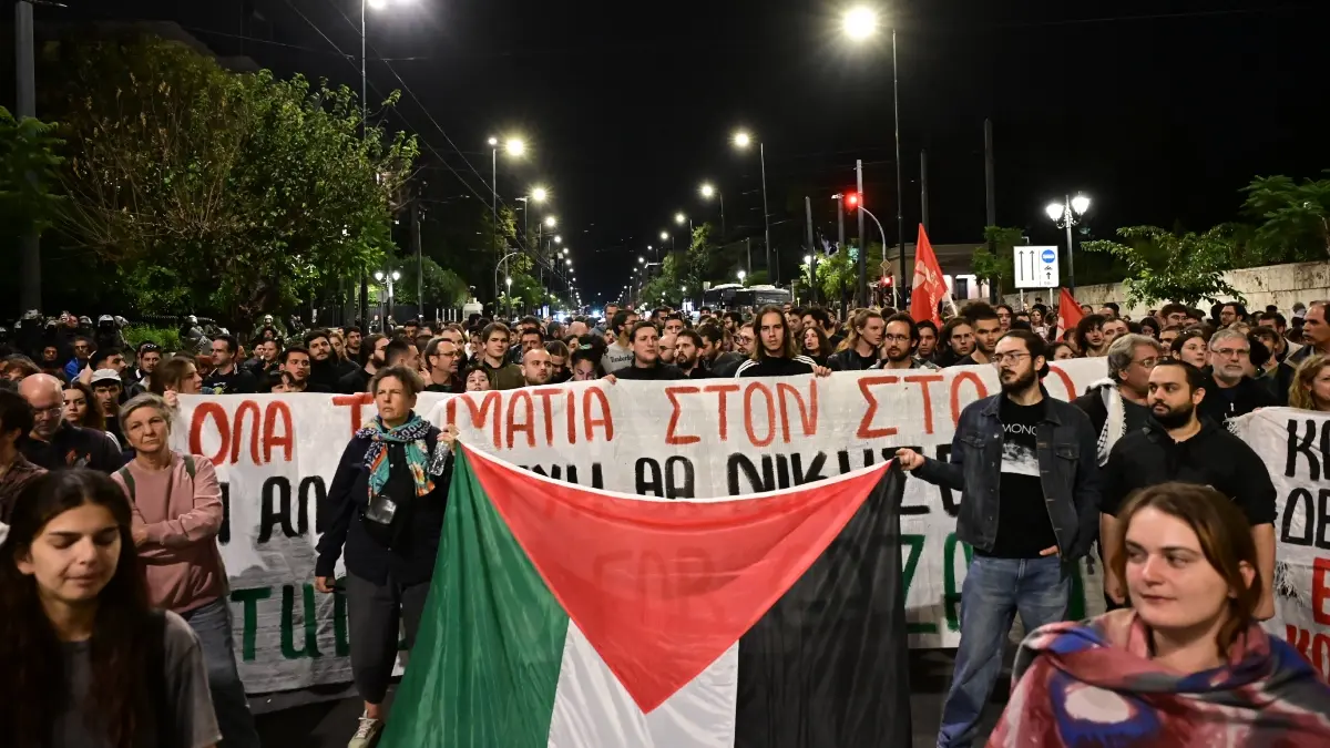 Σύνταγμα: Πλήθος κόσμου έξω από το υπουργείο Εξωτερικών για την αναχαίτιση των σκαφών του Global Sumud Flotilla