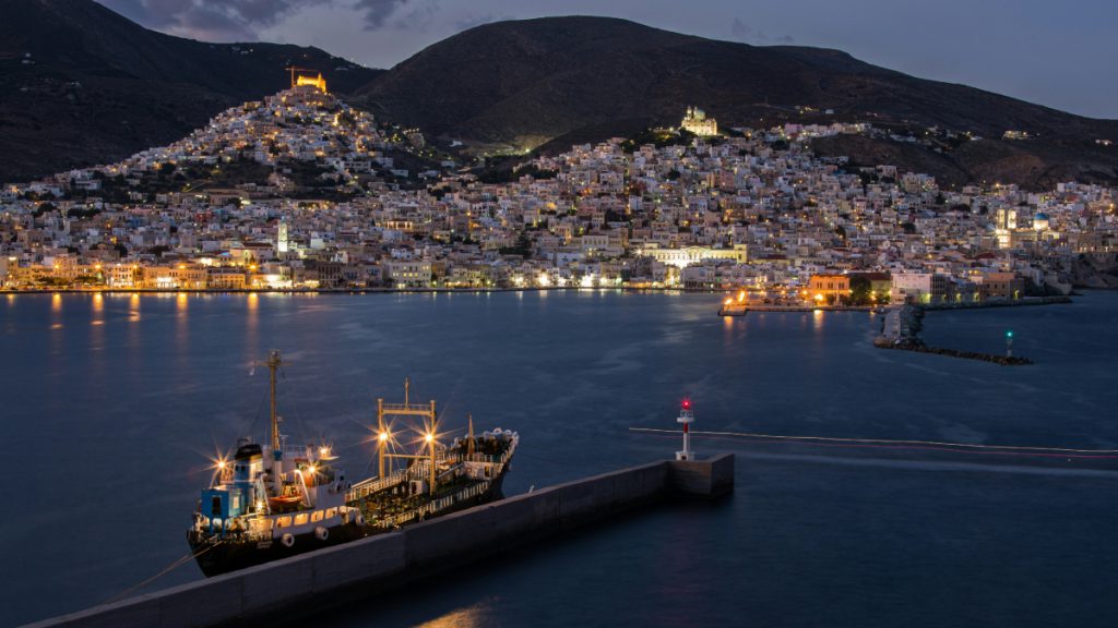Σύρος: Στην κορυφή των προτεινόμενων νησιών για τις διακοπές των Ιταλών το φθινόπωρο
