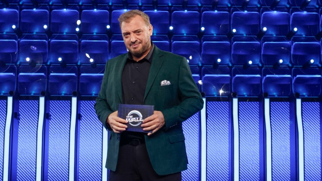 «The Wall»: Ο Χρήστος Φερεντίνος κάνει πρεμιέρα απόψε στις 21:00, στον ΣΚΑΪ – Δείτε το trailer